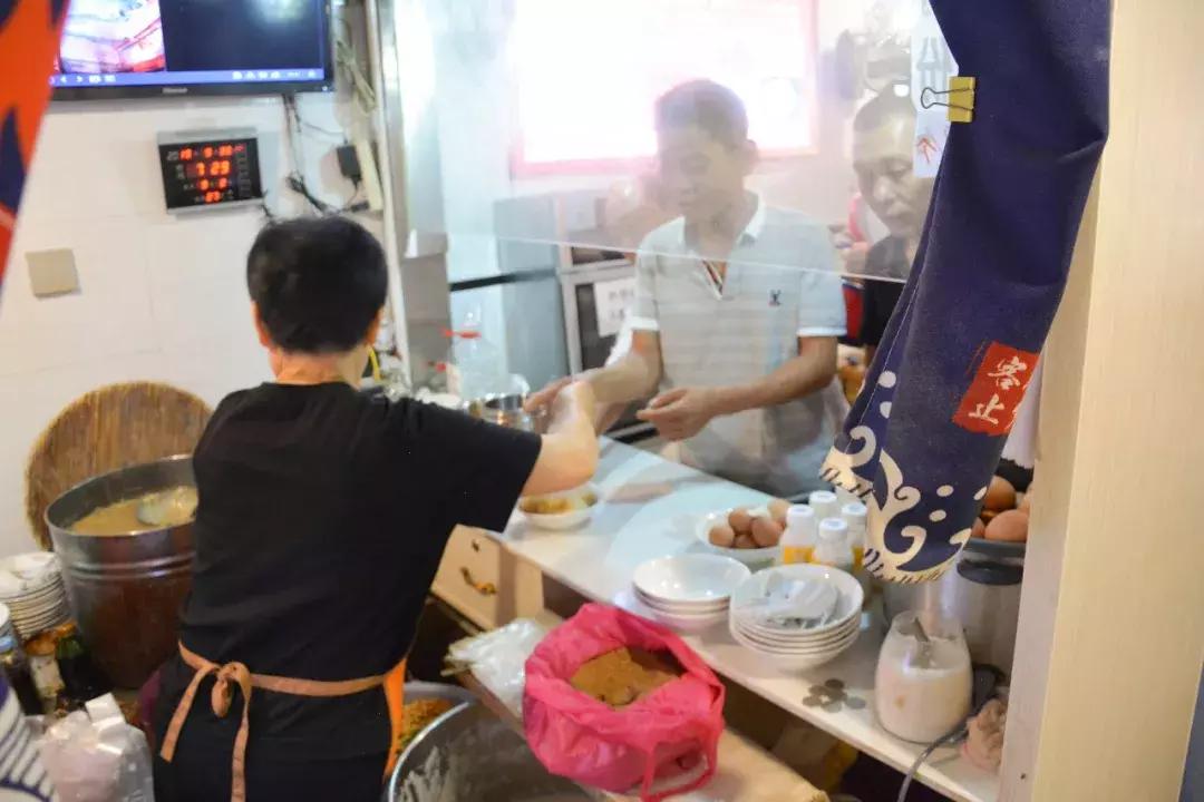 腾讯最新股价动态与小巷深处的特色小店揭秘